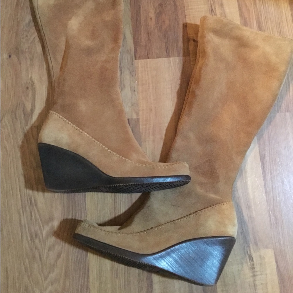 Never worn Aerosoles suede boots